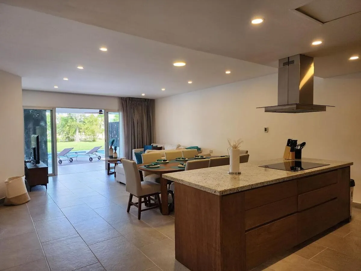 Luxury Swim-Up Apartment And Private Beach Club Playa del Carmen