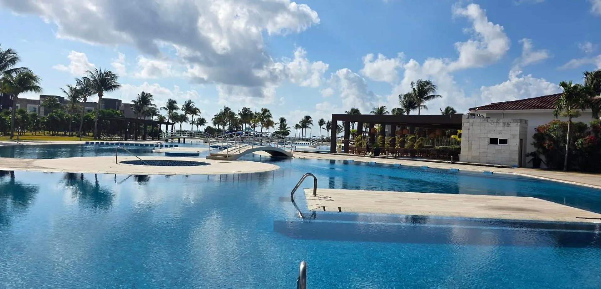 Luxury Swim-Up Apartment And Private Beach Club Playa del Carmen
