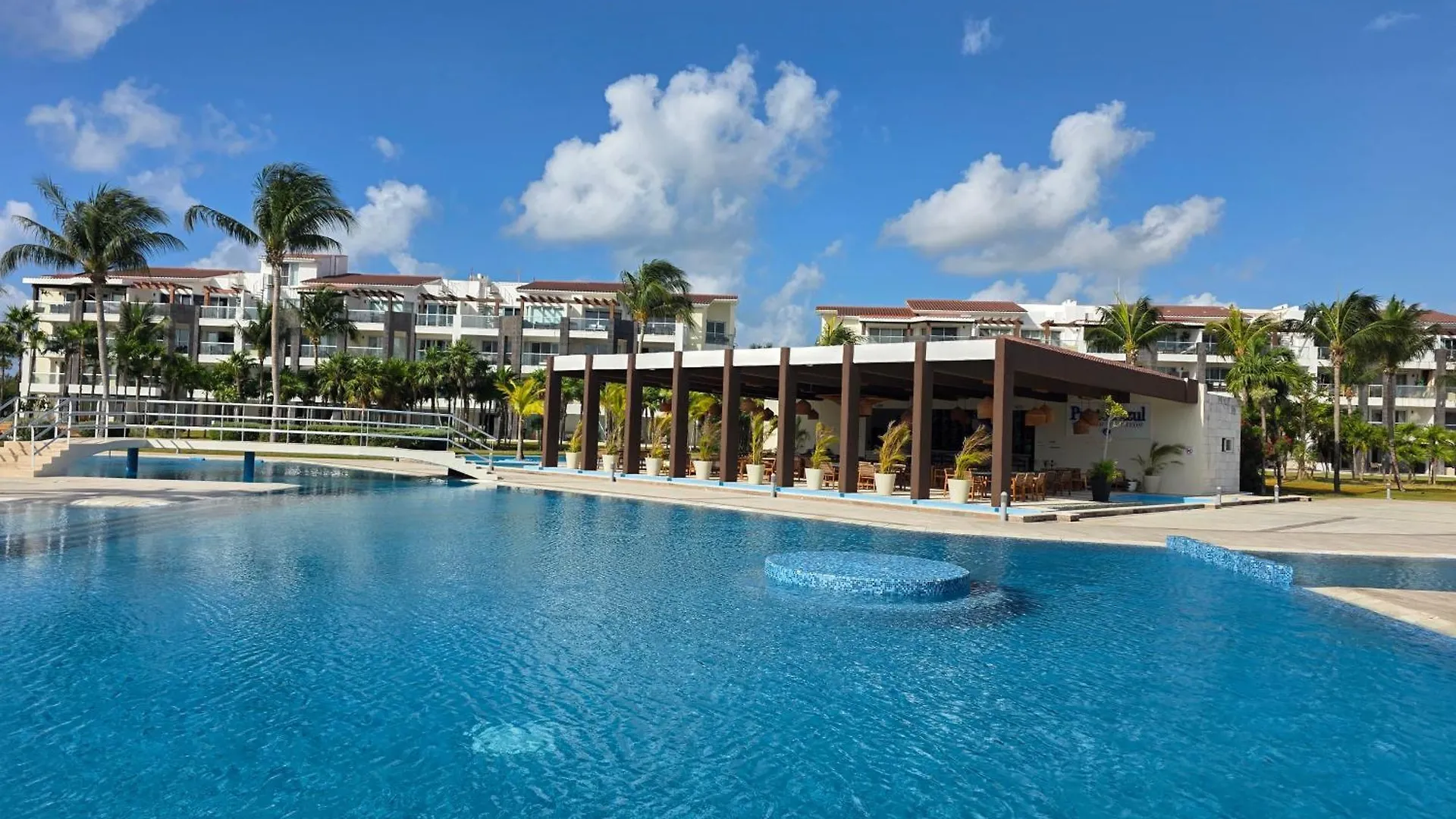 Luxury Swim-Up Apartment And Private Beach Club Playa del Carmen Mexico